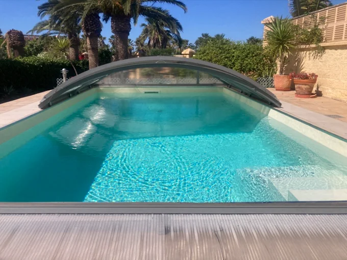 Piscina con cubierta telescópica
