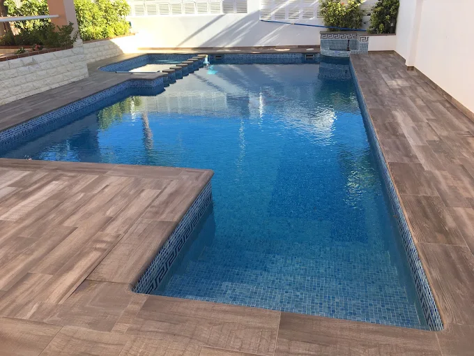 Piscina con gres porcelánico y gresite azul